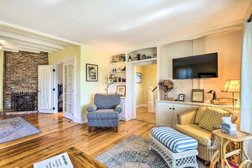 sala de estar con sofá, sillas y chimenea en Pet-Friendly Quantico Home with River Views!, en Princess Anne
