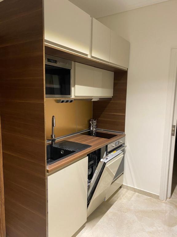 Ag.Sofias pedestrian area luxury ap. & big balcony - 6