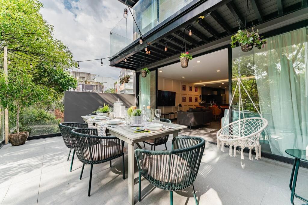 stół i krzesła na patio w obiekcie Modern apt w/balcony, pingpong table, roof top,gym w mieście Meksyk