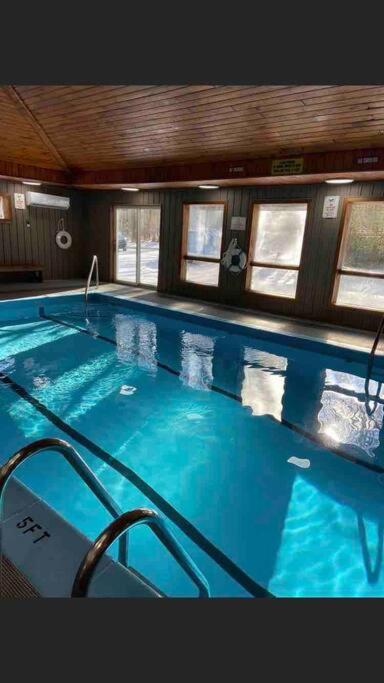 Bazén v ubytování 2 Bedroom 2 Bathroom - Blue Knob All Season Resort Condo nebo v jeho okolí