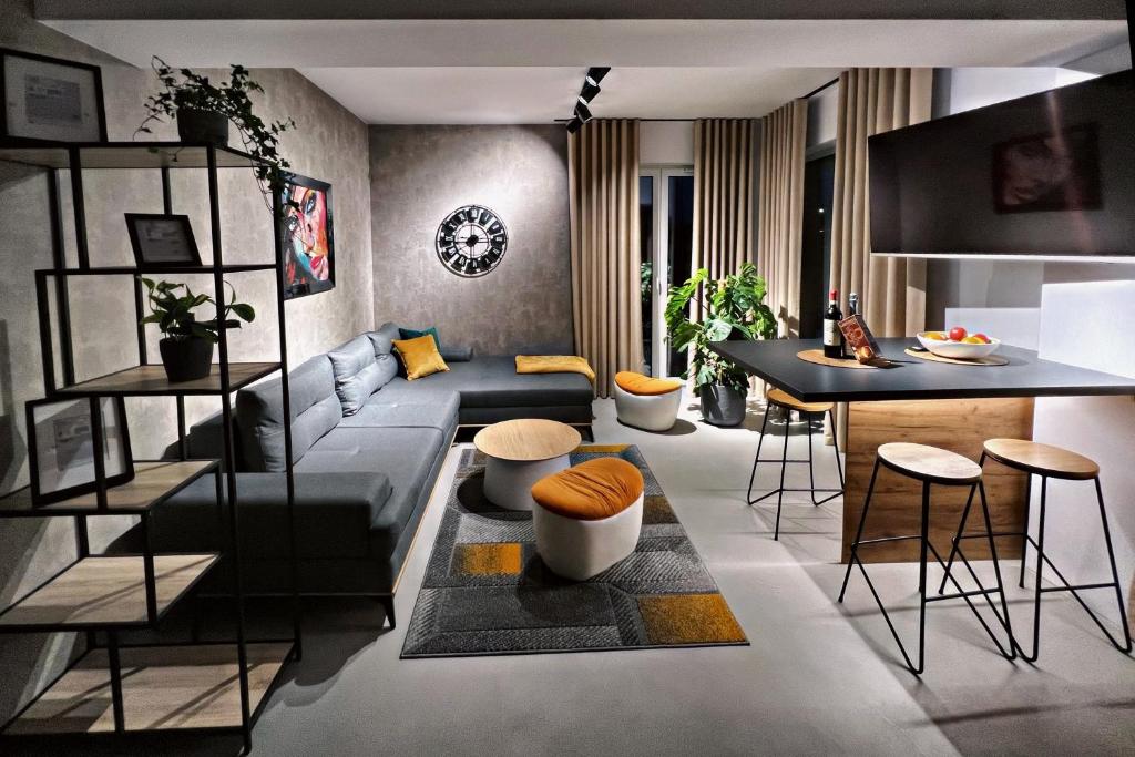 ein Wohnzimmer mit einem Sofa und einem Tisch in der Unterkunft Premium Apartment Eleven in Zator