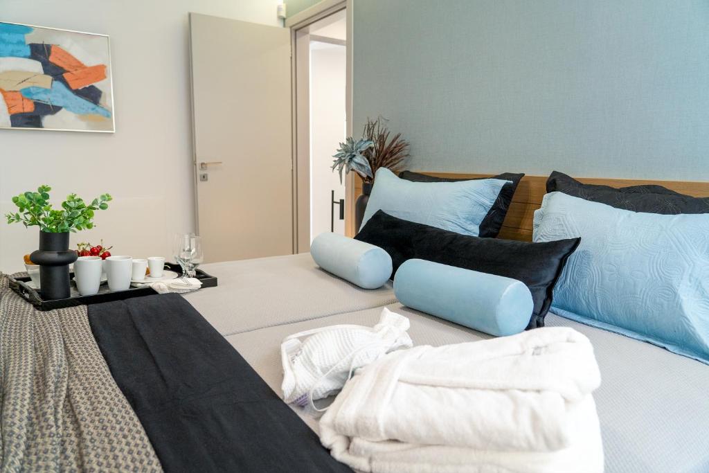 Postel nebo postele na pokoji v ubytování The Lop Athens Holidays Luxury Suites