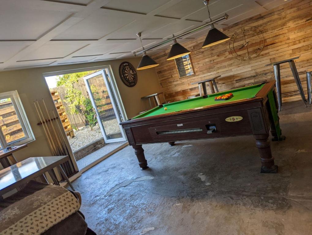 Biliár nebo kulečník v ubytování Peacock Lake Glamping