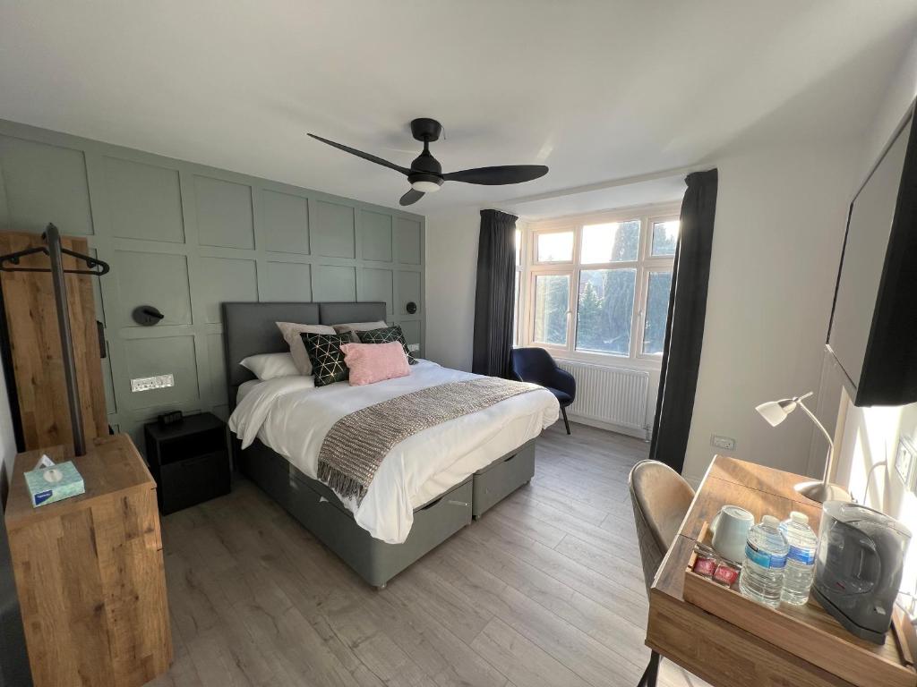 曼徹斯特的住宿－United Home B&B，一间卧室配有一张床和吊扇