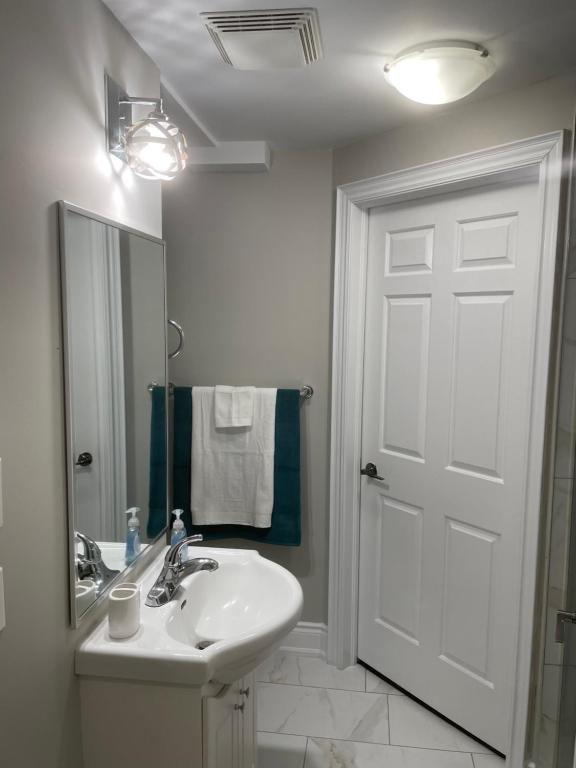 Um banheiro em Stunning & cozy freshly renovated 2 bedroom basement unit