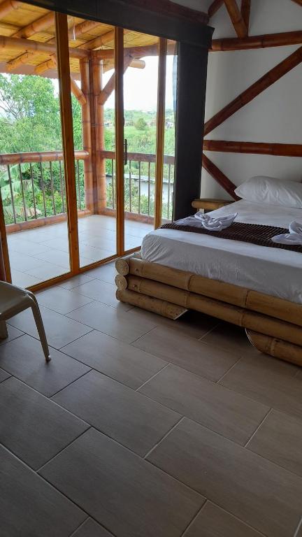 sypialnia z łóżkiem i balkonem w obiekcie Apto/cabaña naranja w mieście Ulloa