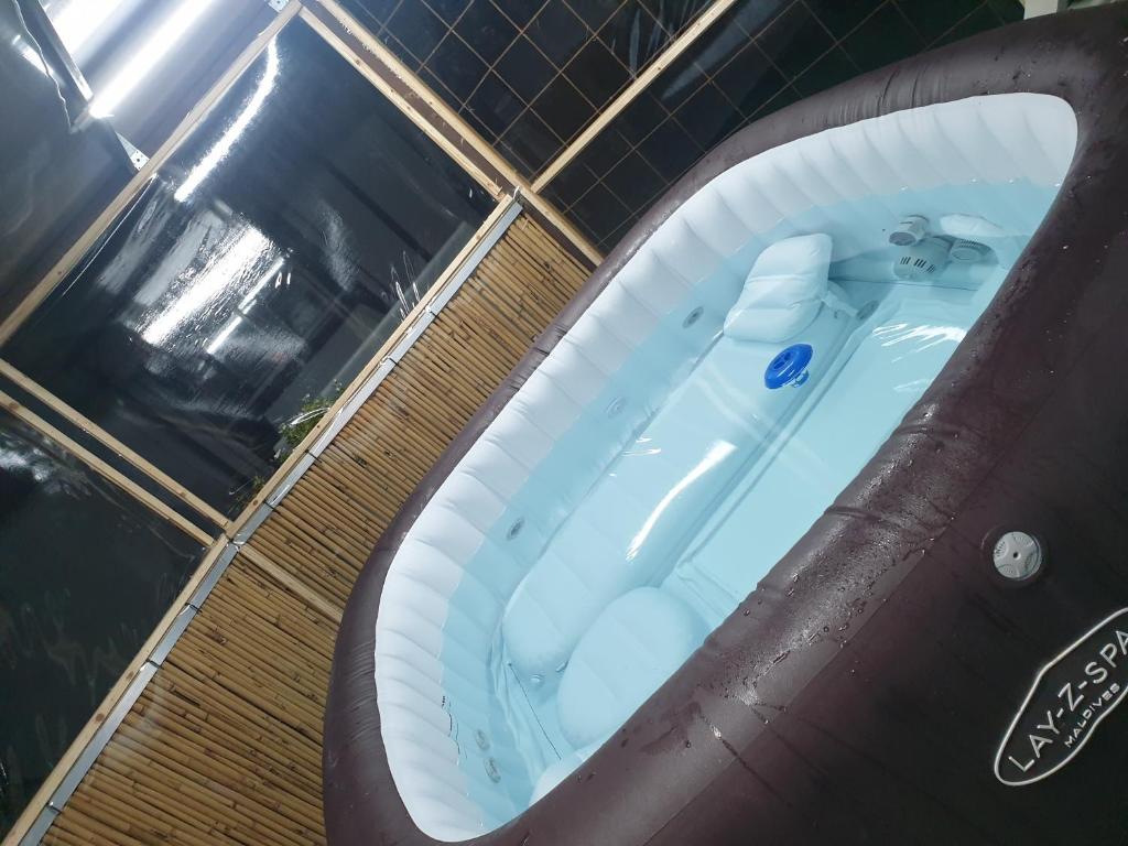 eine Whirlpool-Badewanne mit viel Wasser drin in der Unterkunft חצבים על הואדי in Arad