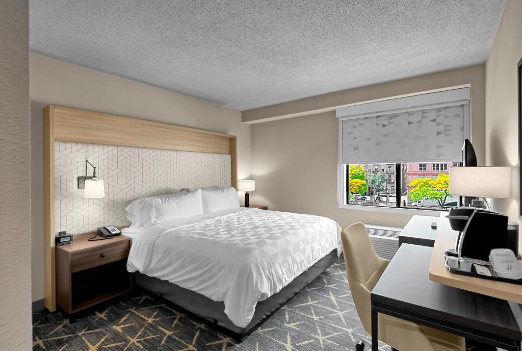 Holiday Inn Hotel & Suites Chicago - Downtown by IHG - King Room With Accessible Tub - Mobility Access