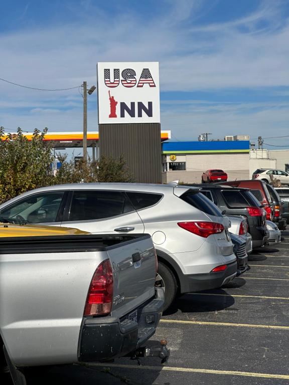 uma fila de carros estacionados num parque de estacionamento em USA Inn em Alcoa