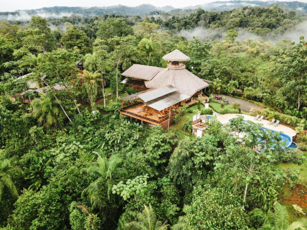 プエルト・ヒメネスにあるCorcovado Private Villas - Corcovado Private Reserveのジャングル内のリゾートの空中ビュー