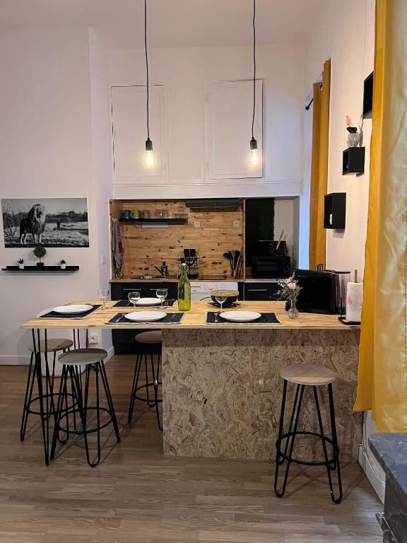 Kuchyňa alebo kuchynka v ubytovaní Charmant appartement climatisé aux pieds de la cité