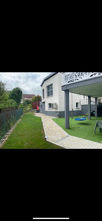- une vue sur une maison avec une aire de jeux dans la cour dans l'établissement La villa petite Camargue, à Saint-Louis