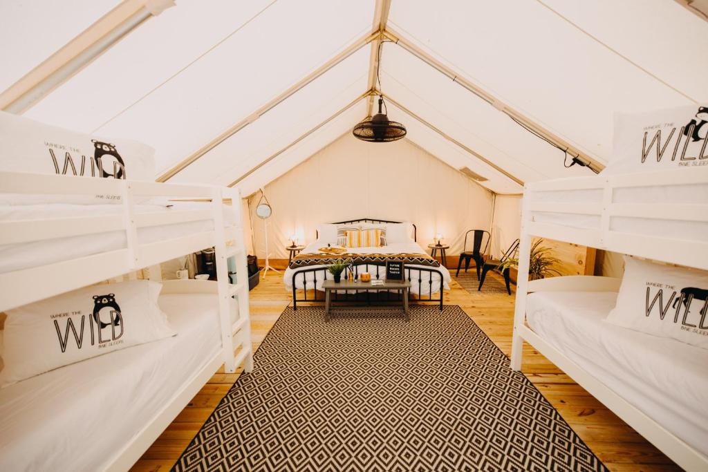 Postel nebo postele na pokoji v ubytování Timberline Glamping at Unicoi State Park