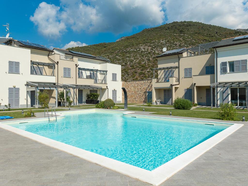 einen Pool im Innenhof eines Apartmentgebäudes in der Unterkunft Perla Pellegrina with seaview pool and amazing garden in Boissano