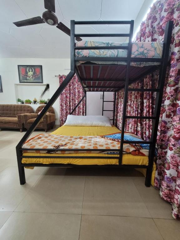 Dhairya's Villa Easy Living Triple Bed Bunks Dorm Cozy Eden Studio