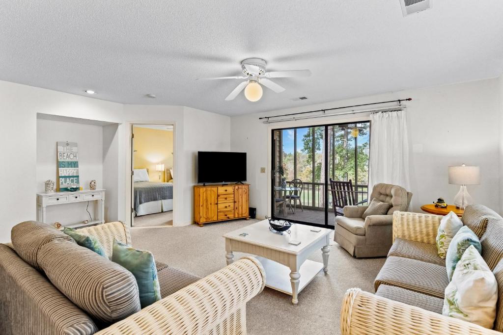un soggiorno con due divani e una TV di Sea Trails #604 a Sunset Beach