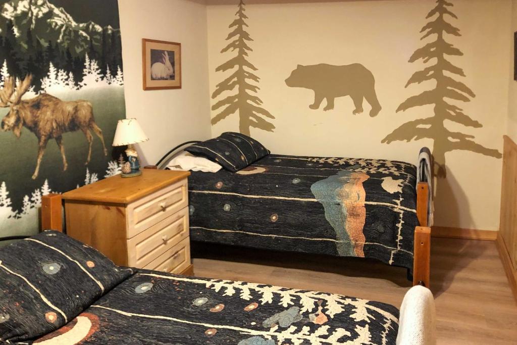 Posezení v ubytování Pet-Friendly New York Cabin with Hot Tub and Game Room