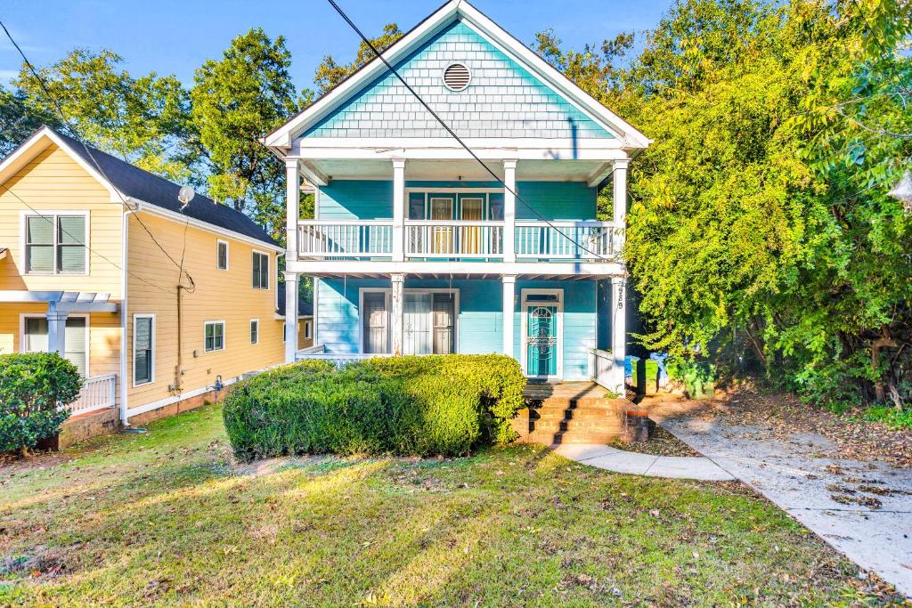 een groot blauw huis met een gele bij Hidden Haven in Atlanta