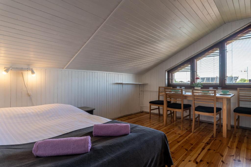 Villa Linne في ياستراوبيا جورا: غرفة نوم مع سرير مع وسائد أرجوانية عليه