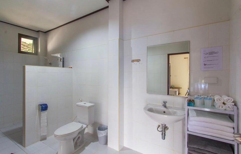 biała łazienka z toaletą i umywalką w obiekcie Sawasdee Home Stay Resort & Pool w mieście Khao Lak