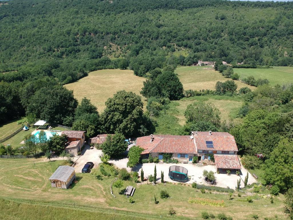 uma vista aérea de uma casa num campo em Domaine de Ferrières Haut em Bruniquel