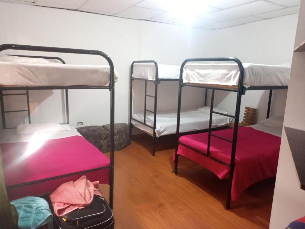 Postel nebo postele na pokoji v ubytování Hostal Cafe San Bernabe