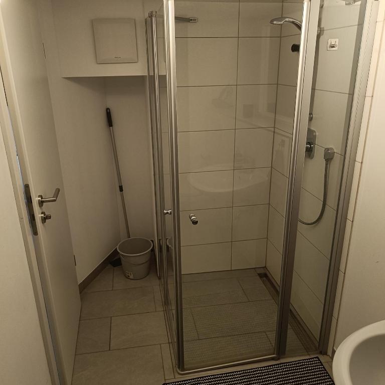 Koupelna v ubytování Apartments & möblierte Zimmer in Kahl am Main, kontaktloser Self Check-in, W-Lan, Schreibtisch, Duschbad, Küchenzeile, PKW-Plätze