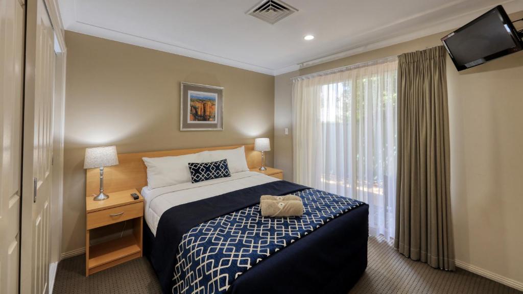 una camera d'albergo con letto e TV di Edward Parry Motel and Apartments a Tamworth