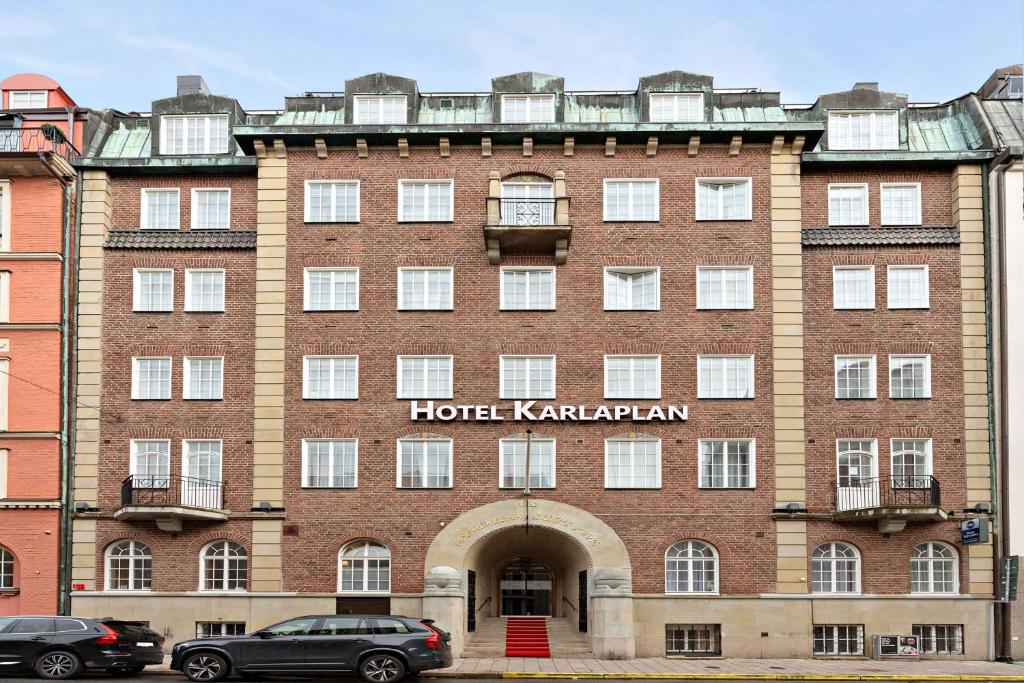 duży budynek z czerwonej cegły ze słowami hotel karimov w obiekcie Best Western Hotel Karlaplan w Sztokholmie