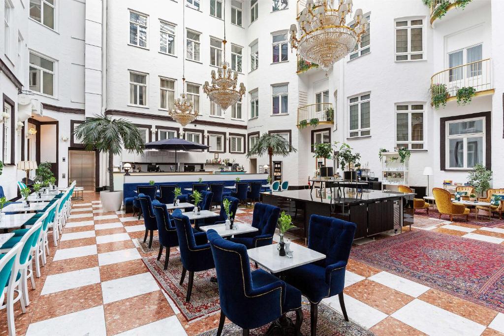 patio ze stołami i krzesłami oraz restauracja w obiekcie Best Western Hotel Bentleys w Sztokholmie
