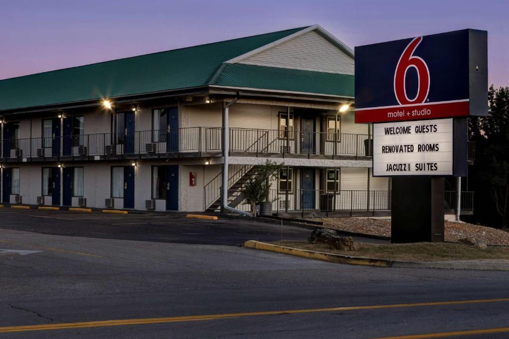 un edificio con una señal de gasolinera delante de él en Motel 6 Branson West, MO - Silver Dollar City, en Branson West