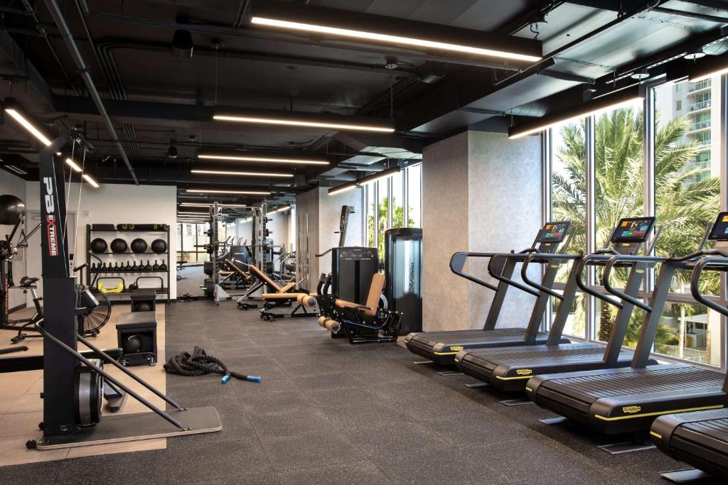 Fitness centrum a/nebo fitness zařízení v ubytování YOTELPAD Miami
