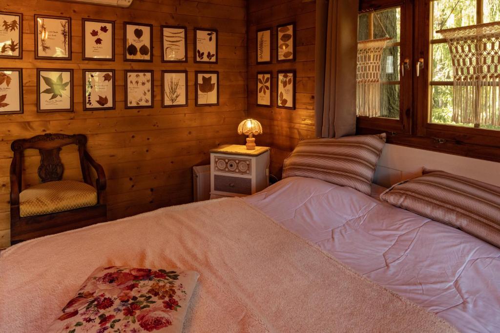Postel nebo postele na pokoji v ubytování Eco-Resort Parco Botanico Fiorlago