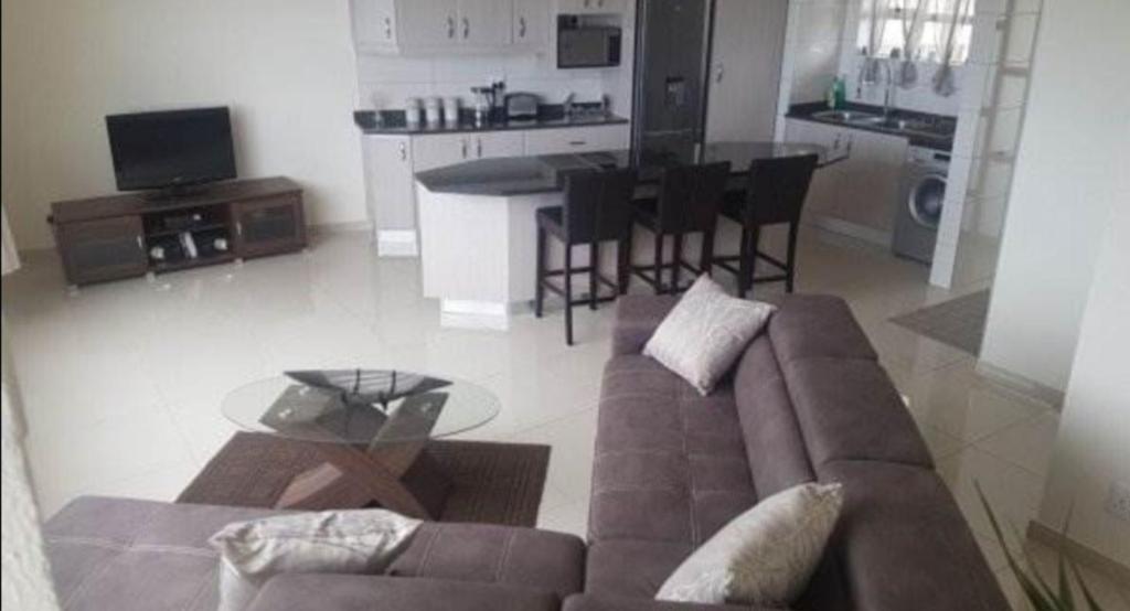 Apartment Amanzimtoti Beach facing airbnb, Kingsburgh, South Africa