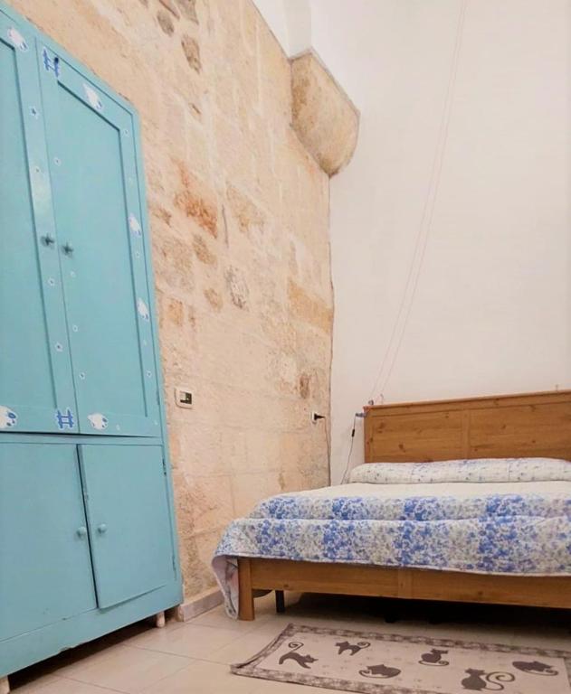 a bedroom with a bed and a blue cabinet at Bed & Breakfast Porta d'Oriente in Brindisi