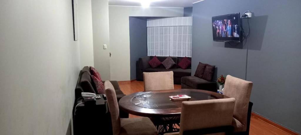 sala de estar con mesa, sillas y sofá en Departamento Jesus Maria, en Lima