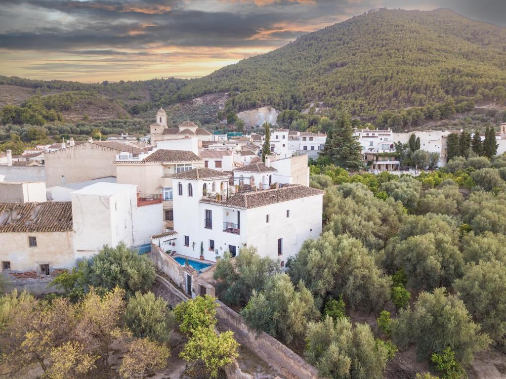 una vista aérea de un pueblo en las colinas en Casa Sol Y Aire - vakantievilla in dorp met privé zwembad, en Pinos del Valle