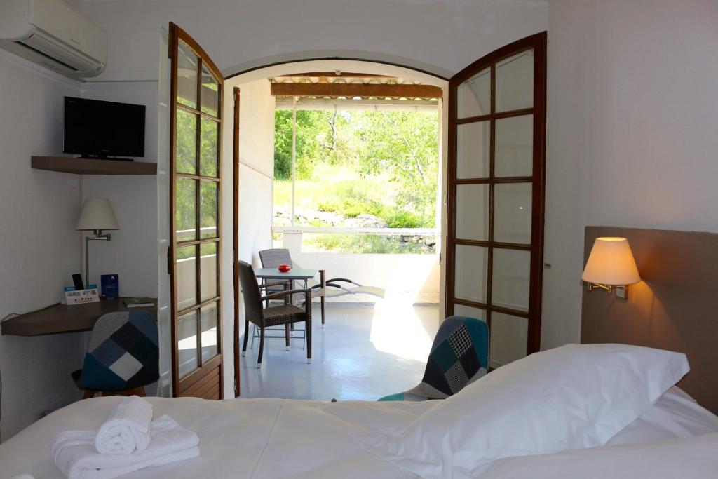 Postel nebo postele na pokoji v ubytování Hôtel de Vacances de la Vignasse