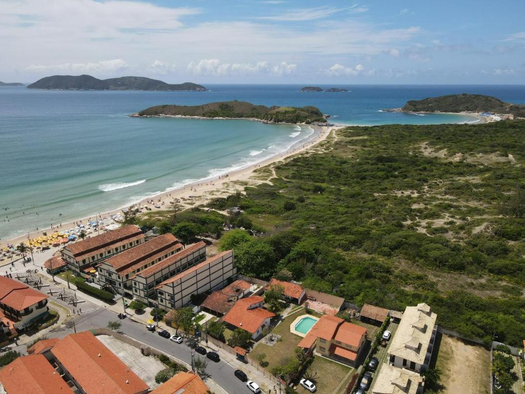 an aerial view of a beach and the ocean at Flat frente mar na Praia do Pero com piscina in Cabo Frio