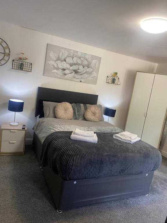 sypialnia z łóżkiem z dwoma ręcznikami w obiekcie Bv Homely Studio Fifteen At Deighton Huddersfield w mieście Huddersfield