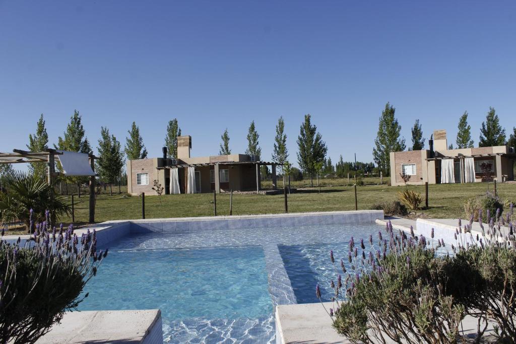 una piscina en un patio con casas al fondo en Aldea Amedo en San Rafael