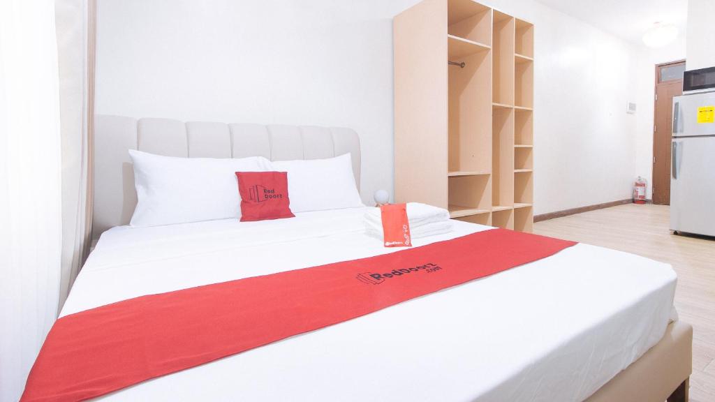 Postel nebo postele na pokoji v ubytování RedDoorz Plus @ Cuarto Verde Staycation