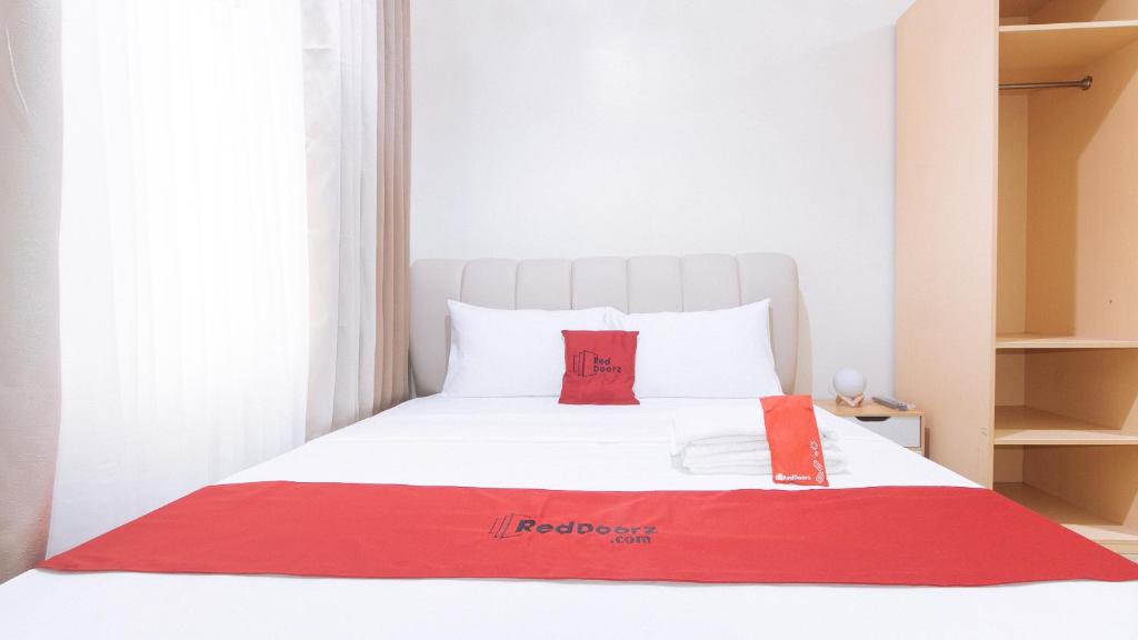 Postel nebo postele na pokoji v ubytování RedDoorz Plus @ Cuarto Verde Staycation