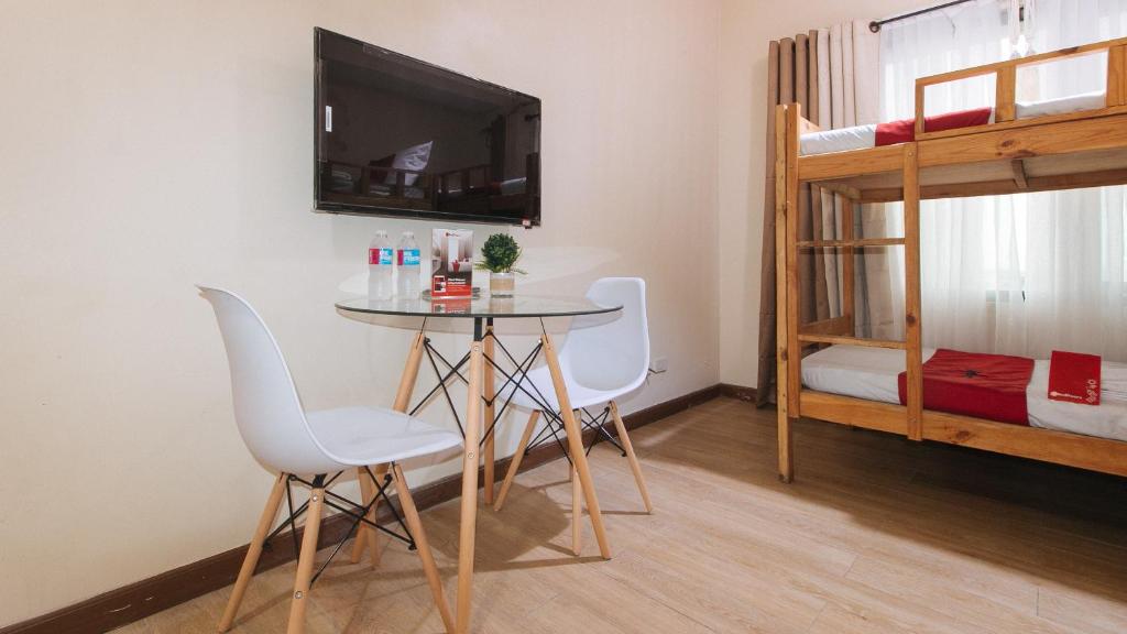 Postel nebo postele na pokoji v ubytování RedDoorz Plus @ Cuarto Verde Staycation