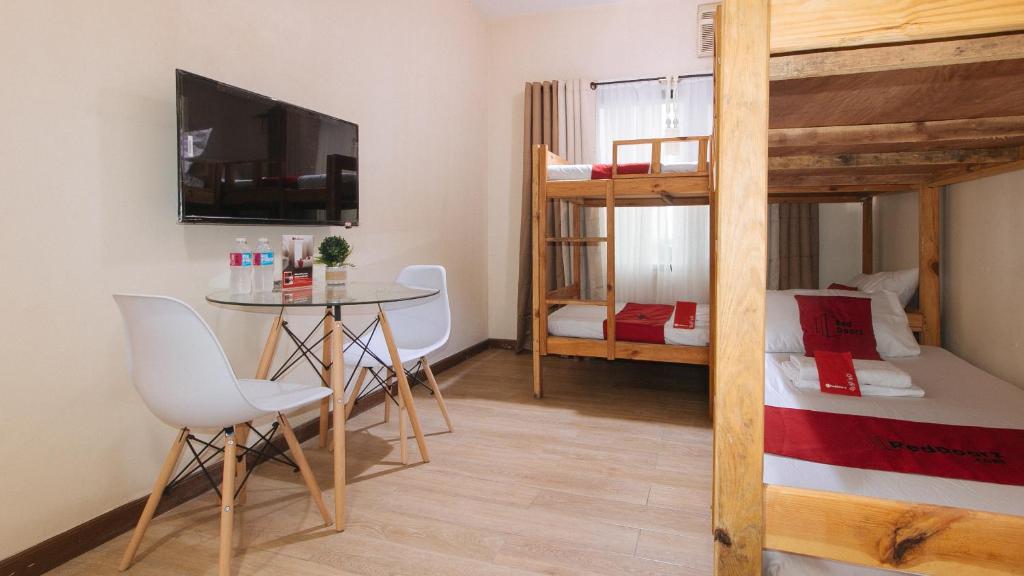 Postel nebo postele na pokoji v ubytování RedDoorz Plus @ Cuarto Verde Staycation