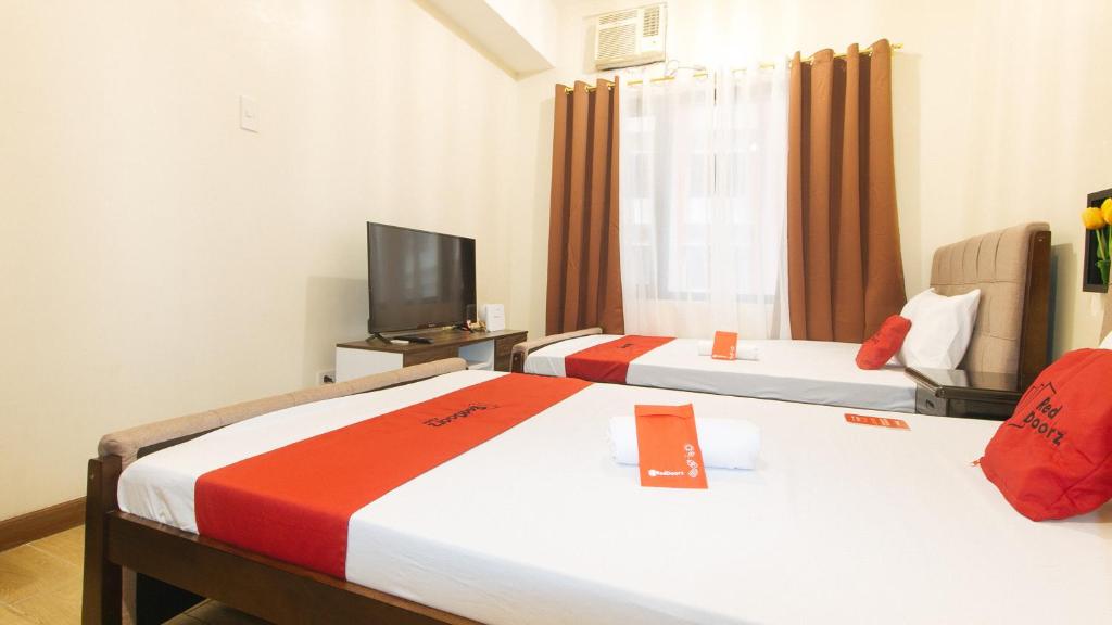 Postel nebo postele na pokoji v ubytování RedDoorz Plus @ Cuarto Verde Staycation