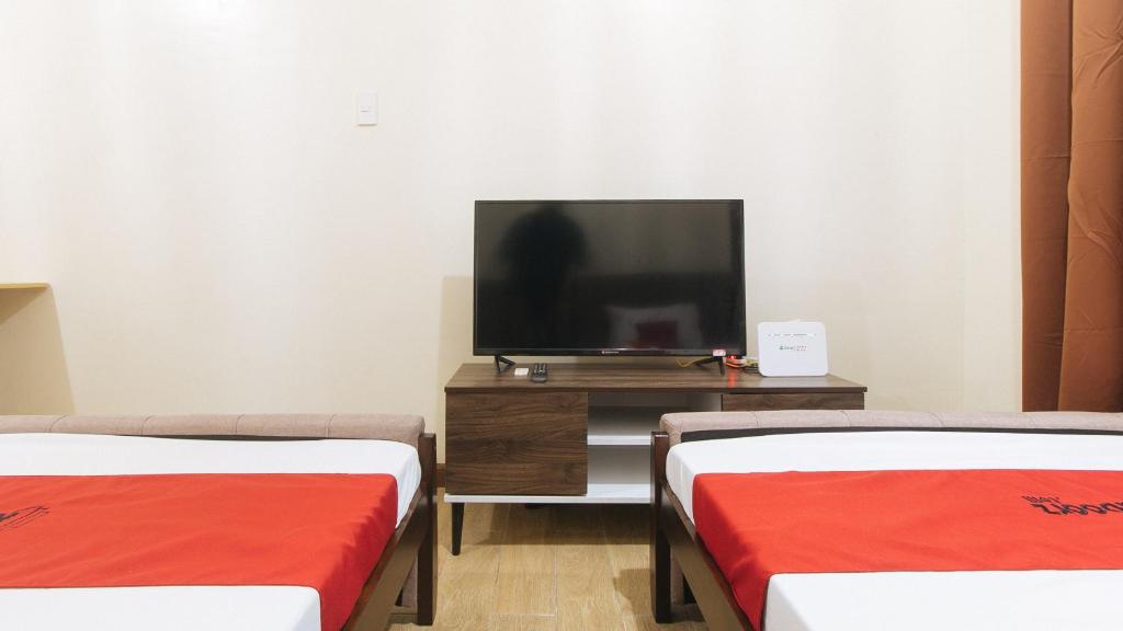 TV a/nebo společenská místnost v ubytování RedDoorz Plus @ Cuarto Verde Staycation