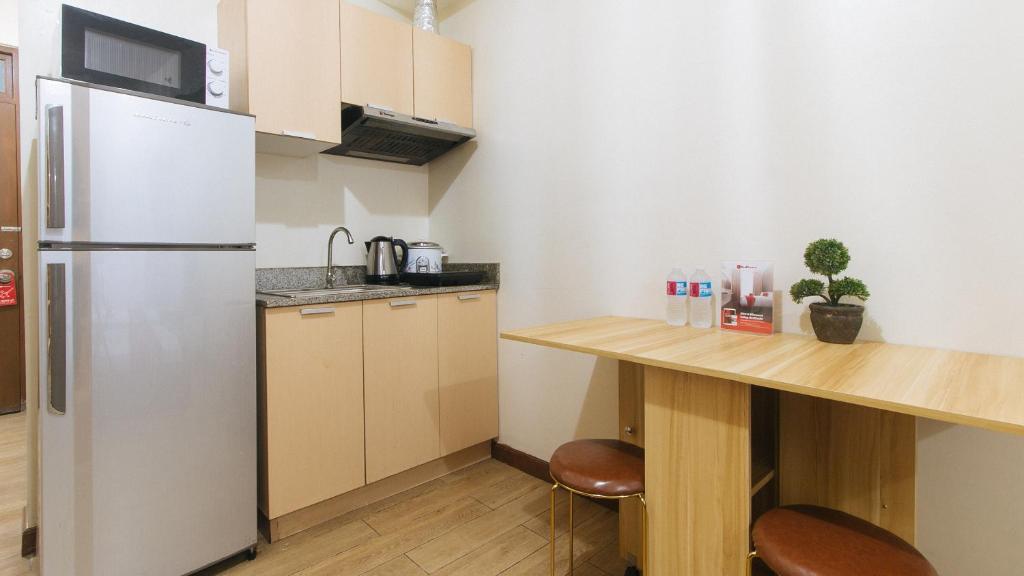 Kuchyň nebo kuchyňský kout v ubytování RedDoorz Plus @ Cuarto Verde Staycation