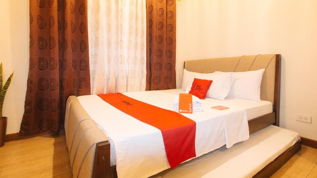 Postel nebo postele na pokoji v ubytování RedDoorz Plus @ Cuarto Verde Staycation