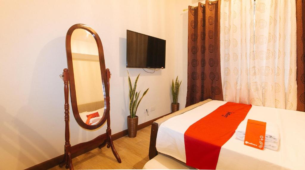 TV a/nebo společenská místnost v ubytování RedDoorz Plus @ Cuarto Verde Staycation